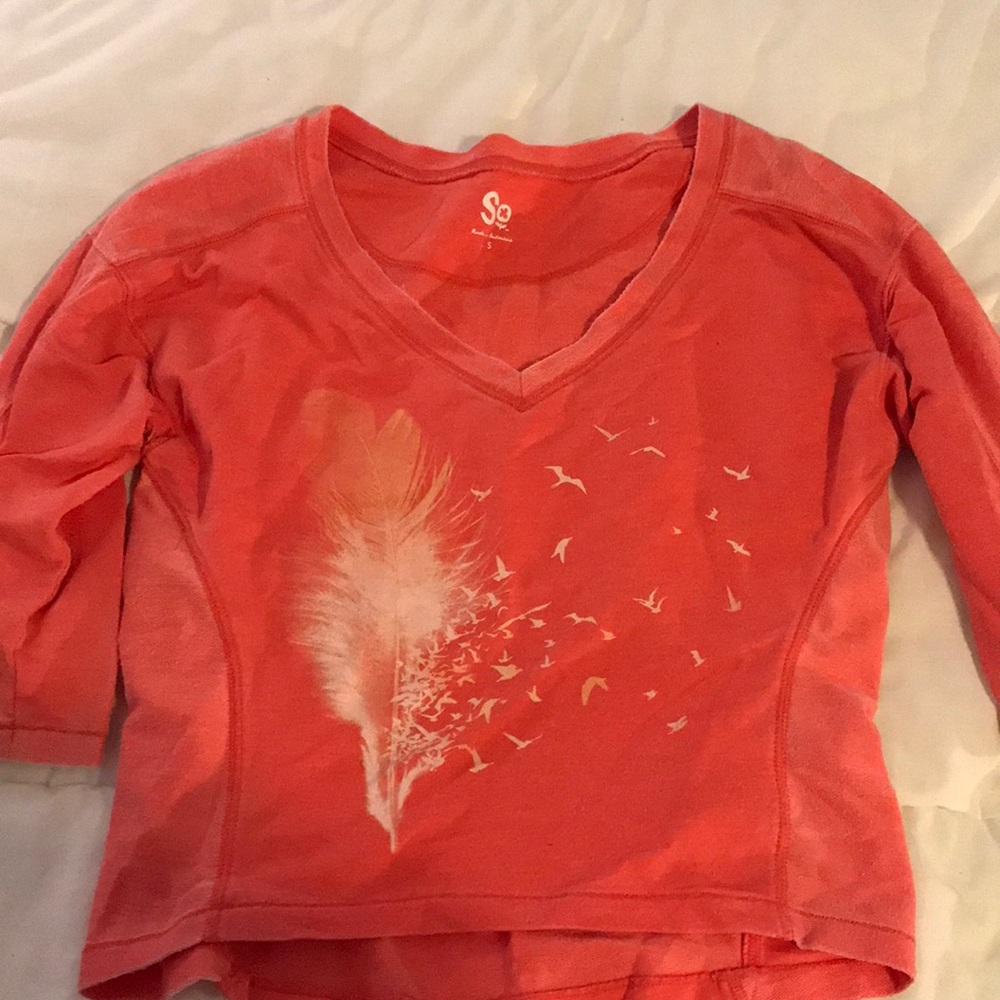 Feather and bird peach 3/4 shirt.